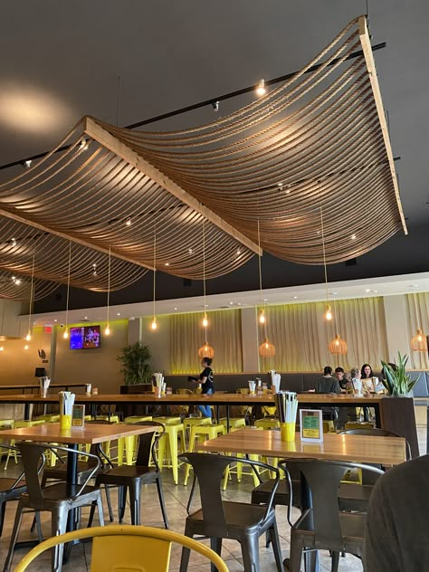 Rope Ceiling Design Restaurant, Fabric Ceiling Bar, Celing Roof Design For Restaurant, Cafe Ceiling Design Ideas, Open Ceiling Restaurant, Celosia Interior, Rope Ceiling Design, Ceiling Design Cafe, Bar Ceiling Design