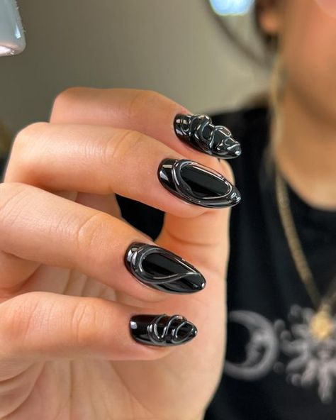 Gilberto Osorio on Instagram: "🖤🖤🖤 Relieves en Color Negrito son otro nivel🤍" Black And Silver Short Nails Ideas, Wedding Black Nails, Black Nails With Art, Black Nail Designs Almond Shape, Funky Black Nails, Dark Nails With Design, Sci Fi Nails, Chic Black Nails, Short Cool Nails