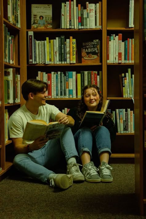 Lovers Reading Together, Perpustakaan Date, Couples In Library, Photoshoot In Bookstore, Prewedding Library, Photo Engagement Ideas, Library Photoshoot Ideas Couple, Library Couple Aesthetic, Library Aesthetic Photoshoot