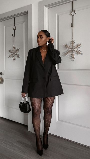 Black Blazer Outfit Photoshoot, Blazer Birthday Outfits For Women, Black Outfit For Women Party, All Black Blazer Outfits For Women, Black Formal Outfits For Women, Holiday Outfit Black Women, Bday Outfits Winter, 25th Birthday Outfit Ideas Classy, Blazer Dress Outfits Black Women