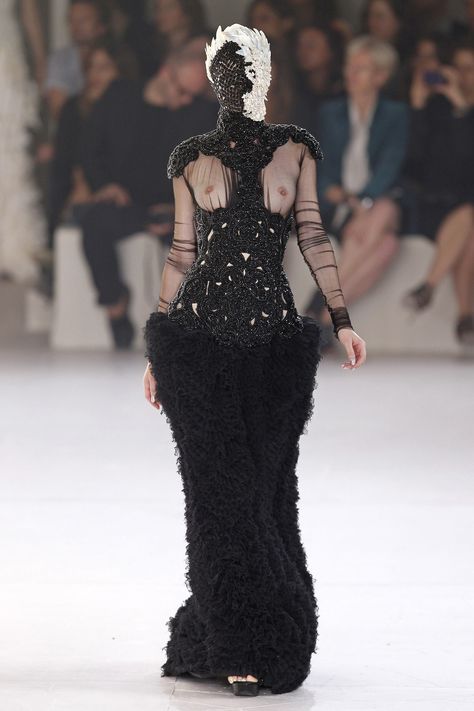 Alexander McQueen Ready To Wear Spring Summer 2012 Paris – NOWFASHION Alexander Mcqueen Runway 90s, Alexander Mcqueen Fashion Show, Alexander Mcqueen Couture, Mcqueen Runway, Alexander Mcqueen Ready To Wear, Alexander Mcqueen Runway, Adult Dress, Fashion Dream Job, White Runway