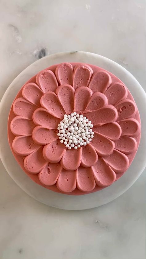 Easy Pink Cake Decorating Ideas, Simple But Pretty Cakes, Flowers Cake Decorating, Easy At Home Cake Decorating, Petal Cake Design, Pink Cake Flowers, Easy Cakes Decoration, One Color Cake Decoration, Easy Buttercream Cake Designs