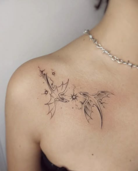 Front Shoulder Tattoos, Tato Minimal, Bookish Tattoos, Mystical Tattoos, Dragon Tattoo For Women, Fantasy Tattoos, Small Pretty Tattoos, Dragon Tattoos, Subtle Tattoos