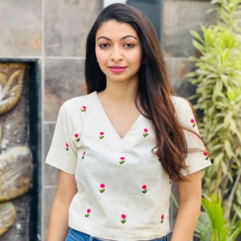 PINK FLOWER TANK TOP . . Keeping it simple yet stylish in a tank top. . . FABRIC: Cotton LINNER: Without linner NECK : V-neck SLEEVES: Short sleeve #tops #tanktop #pink #flower #surat #cotton #indiancraft #love #handemadeaholic #handwork Simple Crop Top Designs, Fancy Top Design, Small Embroidery Designs, Lehenga Designs Latest, Crop Top Design, Simple Crop Top, Flower Tank Top, Fancy Top, Small Embroidery