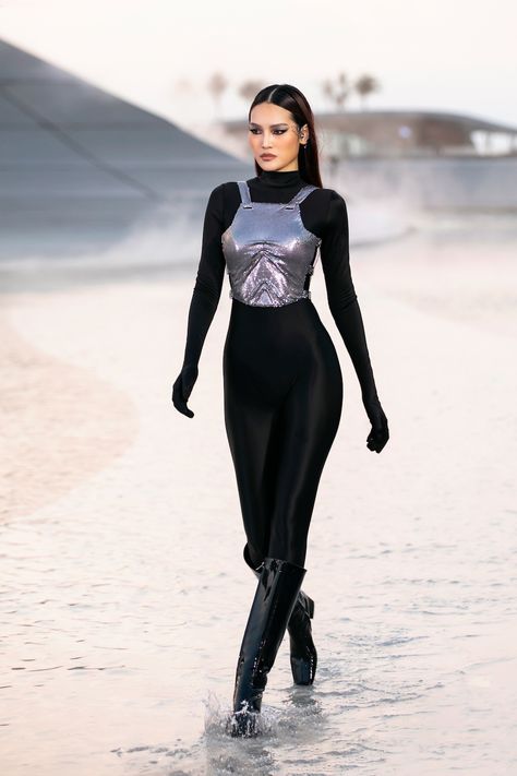 Futuristic Womens Fashion, Casual Futuristic Fashion, Streetwear Fashion Women Runway, Cyberpunk High Fashion, Silver Futuristic Fashion, Sci Fi Fashion Women, Futuristic Elegance Outfit, Futurism Outfit, Technology Outfit