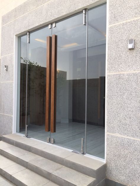 Glass door with wooden handle Wooden Glass Door, Timber Front Door, Glass Entrance Doors, Wooden Door Entrance, Glass Door Design, Frameless Glass Doors, Entry Doors With Glass, Modern Entrance, Glass Interior