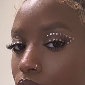 Big Rhinestone Makeup, Righnstone Makeup, Silver Festival Makeup, Pearl Gem Makeup, Gem Placement On Face, Pearl Eye Look, Gem Makeup Rhinestones, Make Up With Gems Rhinestones Eye Makeup, Rinestine Makeup