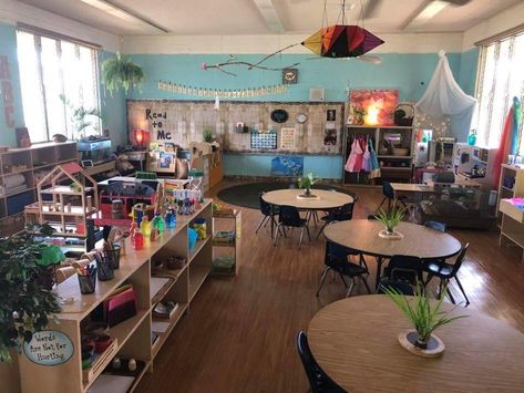 Kindergarten Aesthetic Classroom, Montessori Teacher Aesthetic, Reggio Classroom Layout, Classroom Safe Space, Prek Teacher Aesthetic, Vintage Classroom Aesthetic, Childcare Aesthetic, Small Preschool Classroom Layout, Kindergarten Teacher Aesthetic