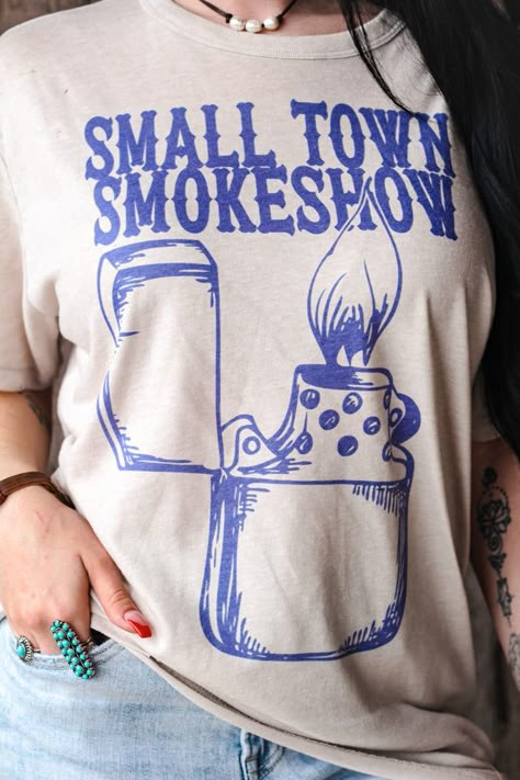 Small Town Smokeshow Tee/Sweatshirt Minimalist Thanksgiving, Tee Shirt Outfit, Wallet Minimalist, Shirts To Make, Cute Shirt Designs, Minimalist Wallet, Tshirt Ideas, Thanksgiving Gift, Cute Shirt