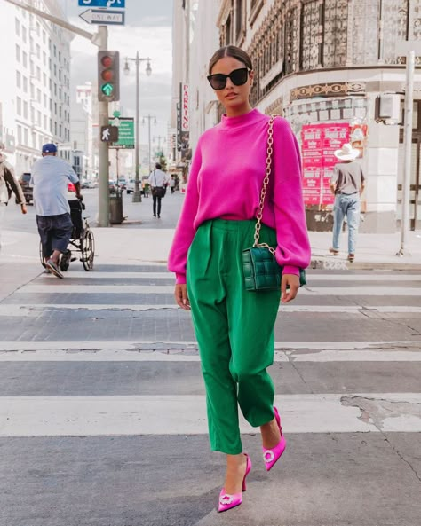 Pink Blouses Outfit, Fuchsia Outfit, Pink Top Outfit, Friday Outfit For Work, Green Pants Outfit, Look Rose, Color Combinations For Clothes, Pants Collection, Winter Inspo