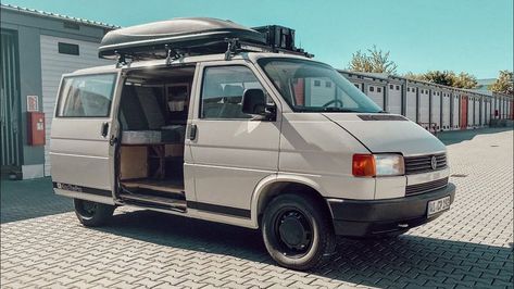 Schritt-für-Schritt Bauanleitung für ein VW T4 Doppelbett. Die Anleitung beschreibt alle Maße, Materialien und Hölzer, die im Baumarkt zugeschnitten und besorgt werden können. Danach werden die Hölzer und Winkel wie ein Bausatz zusammengesetzt. Das Autobett lässt sich zusammengeschoben platzsparend im Kofferraum transportieren und in wenigen Minuten zum Schlafen ausziehen. Volkswagen Transporter Camper, Vw T4 Camper, Vw Transporter Camper, Vw Transporter Van, Vw T4 Transporter, Volkswagen Transporter T4, Volkswagen T4, Transporter Van, T4 Camper