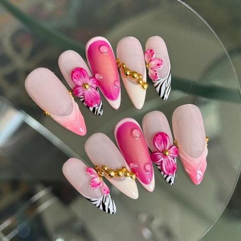 Not a new design, but just thought this photo looked nice 🌺 inspo: @nails_by_arlene Cute Nude Nails With Design, How To Nail Designs, Over The Top Nails, Photo Nail Art, Press On Nail Designs, Press On Nail Art, Trending Nail Art, Autumn Manicure, Nails Abstract