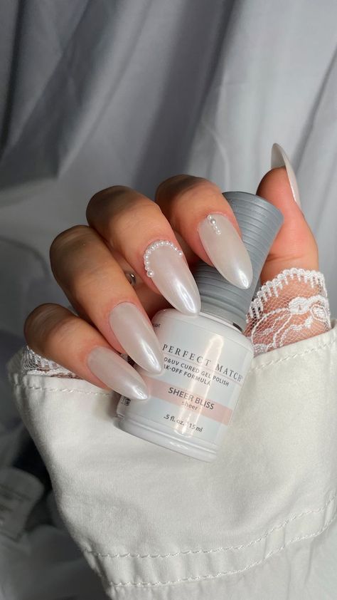 Hailey Bieber Nails Rhinestone, Hailey Bieber Nails With Rhinestones, Chrome And Diamond Nails, Chrome White Nails Designs, White Hailey Bieber Nails, White Chrome Nails With Rhinestones, Europe Nail Ideas, White Chrome Nails With Design, Chrome Rhinestone Nails