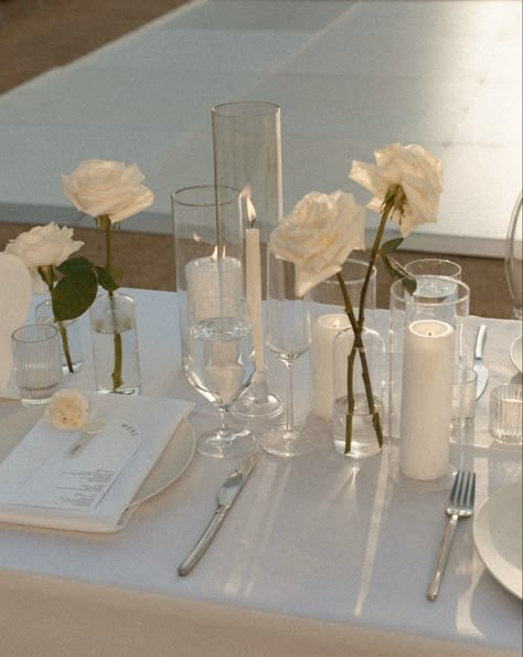 Minimalist Wedding Table Decor, Minimalistic Wedding Decor, White Rose Centerpieces, Minimalist Wedding Table, Minimalistic Wedding, Minimalist Wedding Decor, Wedding Reception Details, White Roses Wedding, Flowers Candles