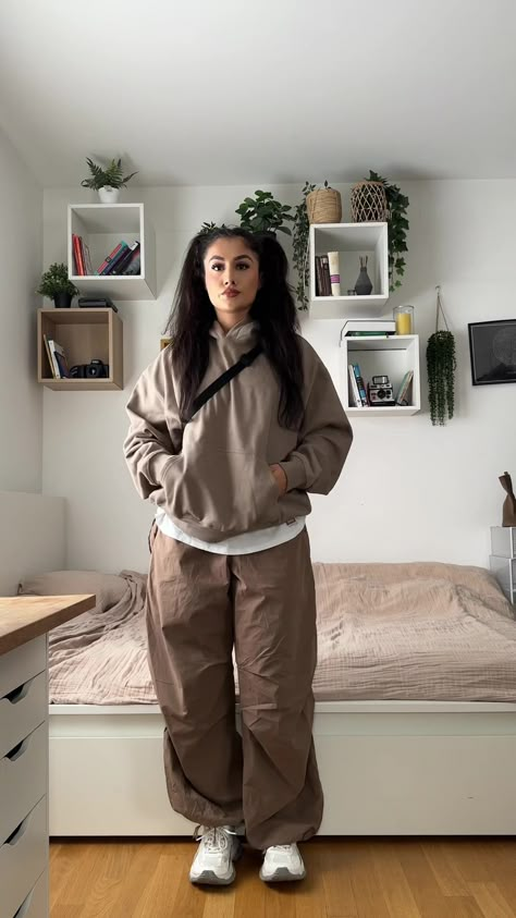 Kozhin Outfits, Winter Fits Plus Size, Winter Fashion Outfits Plus Size, Parachute Pants Outfit Winter, Curvy Outfits Winter, Streetwear Outfit Aesthetic, Plus Size Street Wear, Tomgirl Outfits, Curvy Winter Outfits