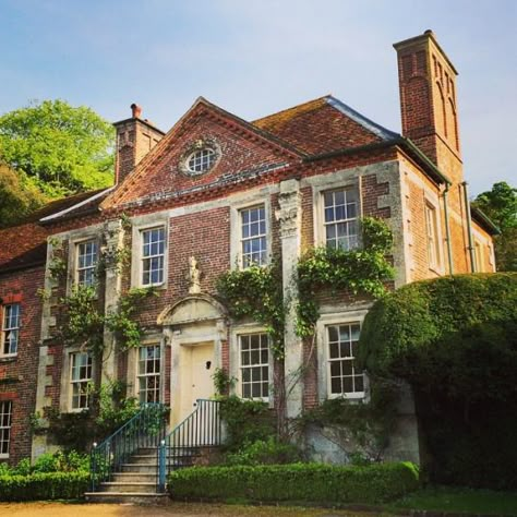 historic gerogia home Classic Home Exterior, Castle Exterior, English Manor Houses, Georgian Architecture, English Manor, Georgian Homes, English Country House, English House, Stately Home