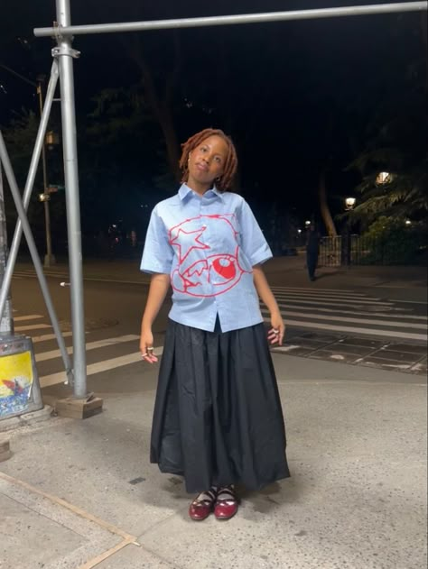 Streetwear Outfit With Skirt, Streetwear Outfit Skirt, Nyc Streetwear Fashion, Streetwear Fashion Women Dress, Big Skirt Outfit, Hearts Outfit, Nyc Streetwear, Streetwear Skirt, Skirt Streetwear