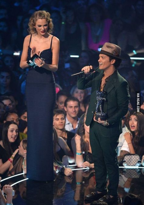 Taylor Swift (5'10) standing next to Bruno Mars (5'5)...I didn't realize he was so short...lol Locked Out Of Heaven, 웃긴 사진, Funny Bunnies, Can't Stop Laughing, Have A Laugh, Bruno Mars, Tall Girl, Tall Women, Funny Pins