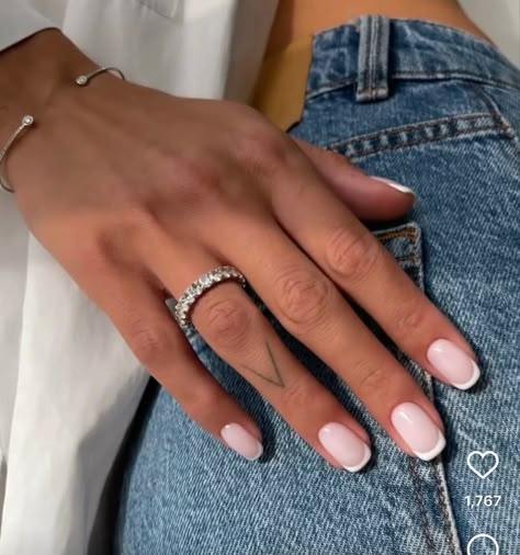 Best Short Nail Designs, Oval Nails French, Classy Wedding Nails, Classy Short Nails, Squoval Acrylic Nails, Cute Short Nail Designs, Round Square Nails, Sqaure Nails, Square Oval Nails