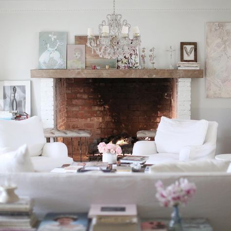 Shabby Chic on Instagram: “Rainy days = cozy fireplace.  #rainydays #snowday #cozy #shabbychic” Big Sur House, Glam Room Decor, Rachel Ashwell Shabby Chic Couture, Shabby Chic Rooms, Country Cottage Farmhouse, Rachel Ashwell Shabby Chic, Shabby Chic French Country, Cottages And Bungalows, Country Dining