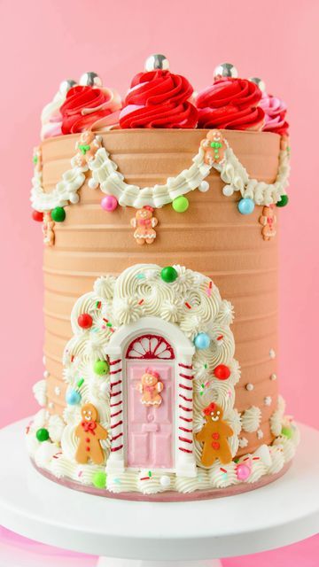 Gingerbread House Cake Ideas, Gingerbread Themed Cake, Disney Christmas Cake, Gingerbread Theme Cake, Christmas Cake For Kids, Mini Christmas Cakes Ideas, Gingerbread Birthday Cake, Christmas House Cake, Christmas Cake Chocolate