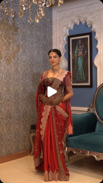 Indian Day Wedding Outfit, Royal Saree Look For Wedding, Wedding Saree Draping Styles, Sari Draping Styles Ideas, Double Drape Saree, Maharani Style Saree Draping, Saree With Dupatta On Shoulder, Bridal Saree Draping Styles, Two Saree Draping Styles