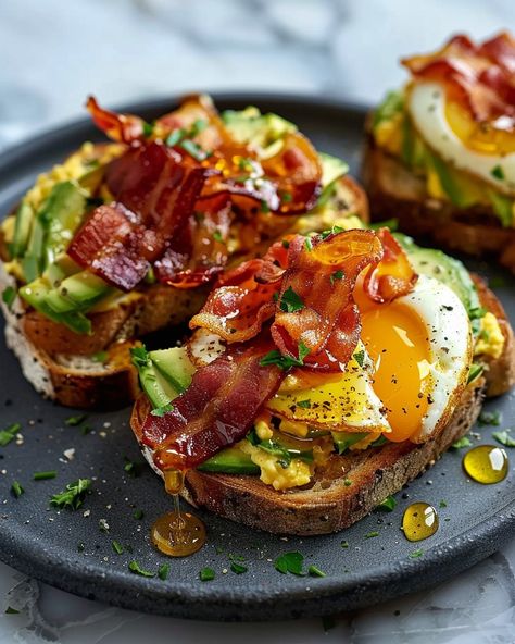 Avocado Toast With Bacon And Egg, Avocado Toast With Bacon, Avocado Brunch Recipes, Healthy Bacon Egg And Cheese Sandwich, Bacon And Egg Bagel, Avocado On Toast Recipes, Breakfast Ideas Yummy, Good Recipes For Breakfast, Yummy Egg Breakfast Ideas