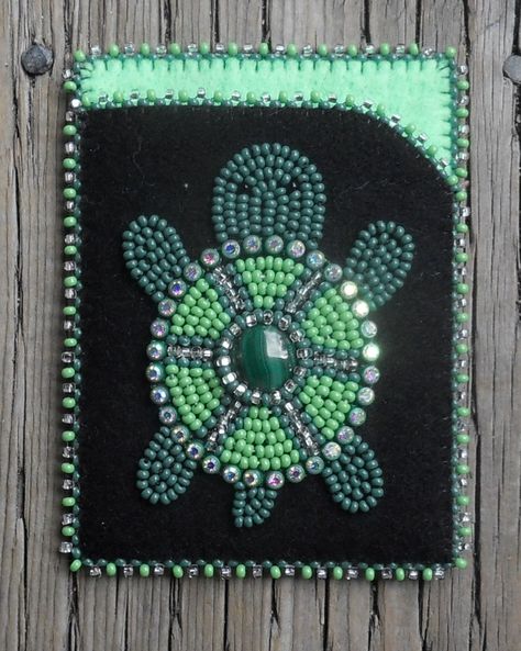 Turtle card case with banding and a green stone that I made. Carmen Dennis (Tahltan) Beaded Turtle Pattern, Turtle Beadwork, Metis Beadwork Patterns, Beaded Earrings Brick Stitch, Beaded Turtle, Seed Bead Tutorials, Native American Beadwork Patterns, Native Beading, Seed Bead Jewelry Patterns