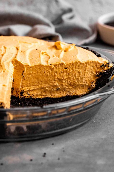 Chocolate Oreo Pumpkin Whip Pie is a no-bake holiday dessert with pumpkin mousse filling of cool whip, pumpkin puree and cream cheese in an Oreo cookie crust. Pumpkin Whip, Pumpkin Mousse Pie, Oreo Pumpkin, Frozen Pumpkin Pie, Chocolate Pumpkin Pie, Cool Whip Desserts, Mousse Pie, Mousse Filling, Dinner Then Dessert