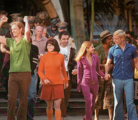 Scooby-Doo movie gang (with Mr. Bean photo bombing) Scooby Doo 2002, Scooby Doo Velma, Fred Scooby Doo, Halloween Themed Movies, Freddie Prinze Jr, Addams Family Movie, Linda Cardellini, Matthew Lillard, Scooby Doo Mystery Inc