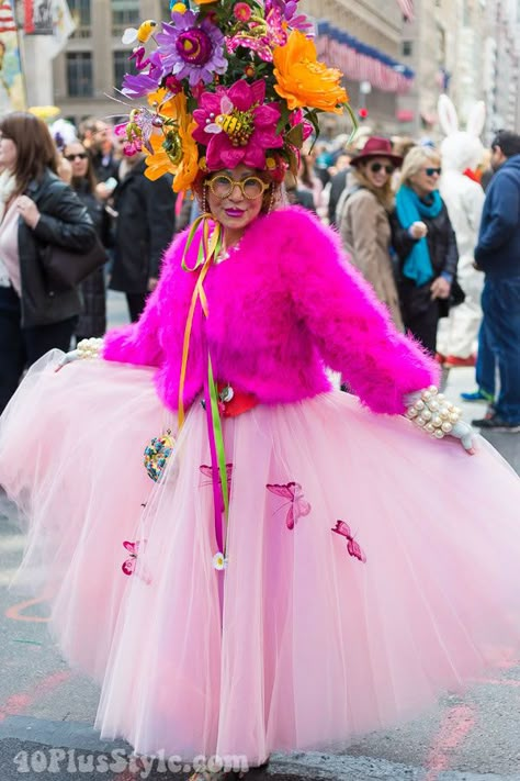 Colorful and beautiful style from the 2016 Easter Parade! Easter Parade Outfit, Colorful Costume Ideas, Easter Costume Women, Carnaval Outfit Women, Kostüm Pink, Easter Looks, Spring Costume, Scavenger Hunt Party, Bunny Peeps