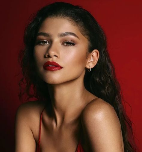 28 Super Sexy Photos of Zendaya on the Internet - The Day Made Zendaya Birthday, Teen Choice Awards 2014, Zendaya Makeup, Estilo Zendaya, Rocky Blue, Zendaya Maree Stoermer Coleman, Katelyn Elizabeth, Zendaya Style, Bold Red Lips