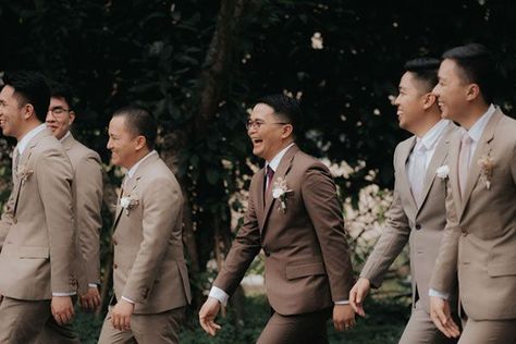 Brown Motif For Wedding, Brown Wedding Motif, Wedding Motif 2022, Groomsmen Neutral Colors, Brown Motif Wedding, Neutral Suits For Men, Light Brown Suits For Men Wedding, Light Brown Wedding Suit, Light Brown Groomsmen Suits