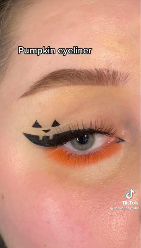 Pumpkin Makeup Looks Easy, Halloween Eyeliner Pumpkin, Holween Makeup Ideas Easy, Halloween Graphic Liner Makeup, Halloween Casual Makeup, Halloween Makeup With Eyeliner, Simple Halloween Eye Looks, Pumpkin Makeup Ideas Easy, Witchy Makeup Looks Halloween