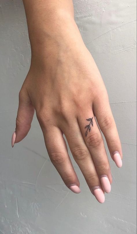 Finger Plant Tattoo, Finger Tattoos Leaves, Finger Tattoo Flower, Leaf Finger Tattoo, Vine Ring Tattoo, Flower Finger Tattoos, Plant Tattoos, Leaves Embroidery, Ring Tattoo