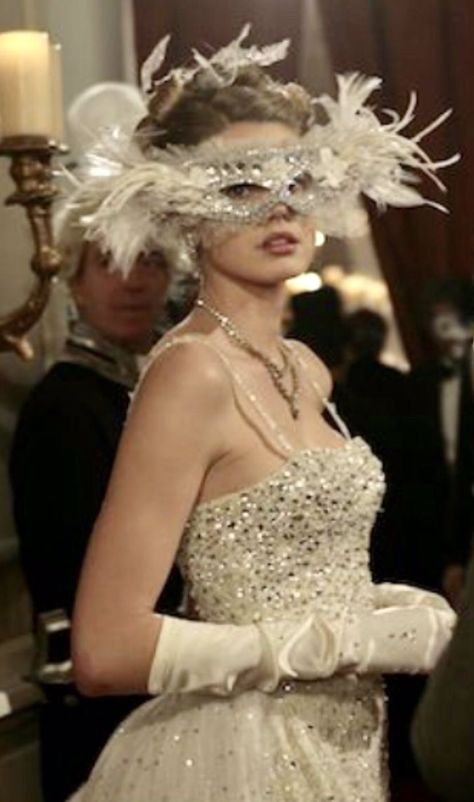 Masquerade Dinner Party Outfit, 1920 Masquerade Ball, Old Hollywood Masquerade, Masquerade Ball Dress Ideas, Masquerade Outfit Ideas For Prom, Masquerade Theme Prom Dresses, Masked Ball Outfit Dresses, Masquerade Prom Dress And Mask, Mask Ball Outfit