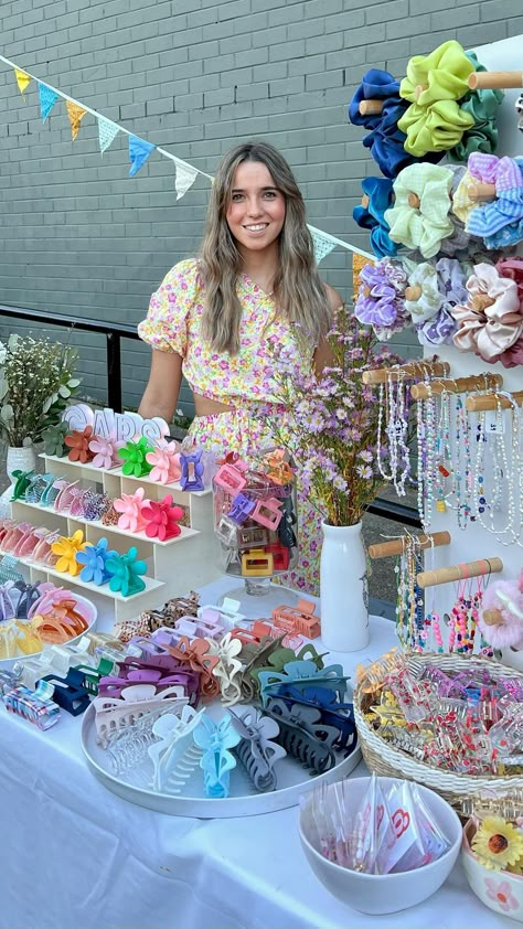 Bazar Display Ideas, Vendor Items To Sell, Beaded Jewelry Small Business, Cute Market Display, Hair Clip Display Ideas Craft Fairs, Market Day Stall Ideas, Bracelet Market Display, Bracelet Stand Display, Small Business Display Ideas