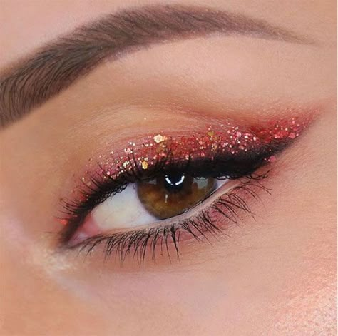 Sigma Beauty by @alynamakeup using Warm Neutrals Eyeshadow Palette. #sigmabeauty #sigmabrushes #sigmawarmneutrals #glitter #beauty #eyemakeup #eyeshadow #eyeshadowpalette Red Sparkly Eyeshadow, Red Glitter Eyeliner, Red Glitter Eye Makeup, Xmas Makeup Looks, Red Prom Makeup, Glam Eye Makeup Looks, Red Velvet Makeup, Soft Glam Eye Makeup, Taylor Swift Eyes