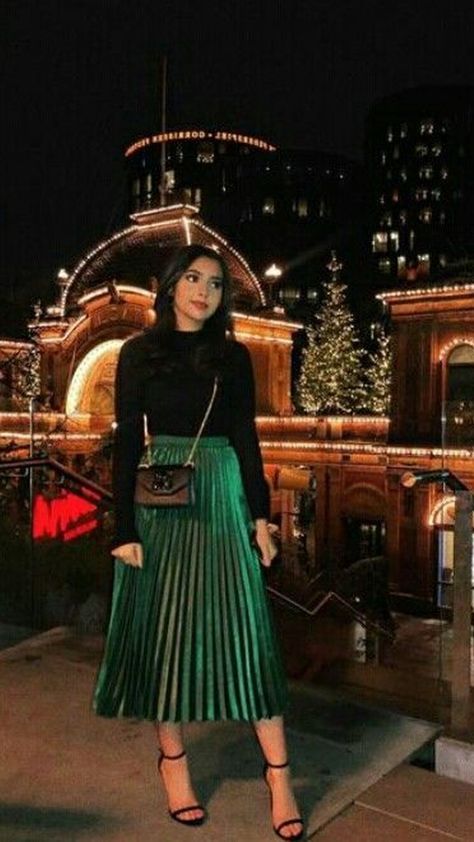 Conservative Christmas Outfits, Green Skirt And Black Top Outfit, Birthday Outfit Ideas With Skirt, How To Layer Maxi Dress, Short Dress Modest Outfit, Church Outfit For Christmas, Christmas Outfit Long Skirt, Christmas Dress For Church, Modest Christmas Party Outfit