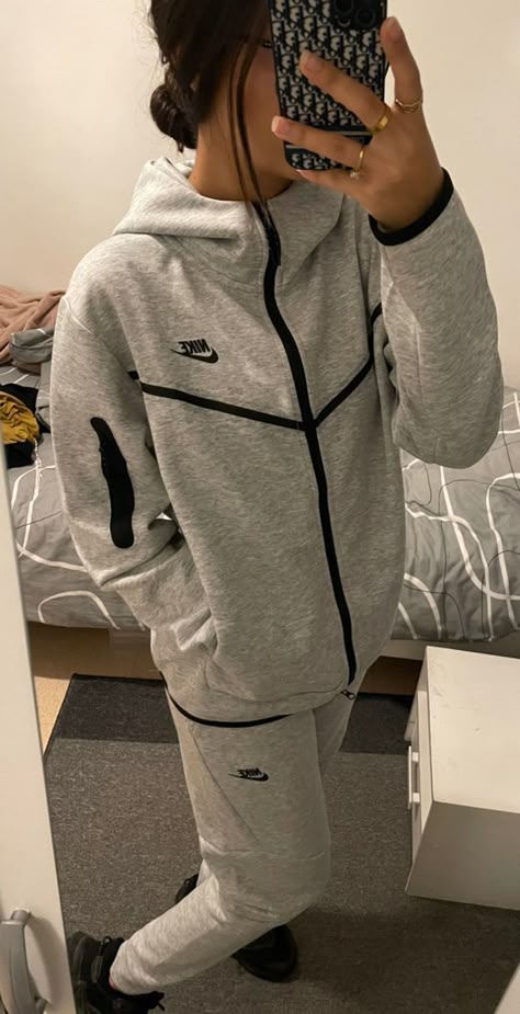 Nike Tracksuit Outfit, Outfit Jogging, Nike Tech Fleece Tracksuit, Tech Outfit, Tech Girl, Outfit Zara, Mode Zara, Nike Tracksuit, Fits Aesthetic