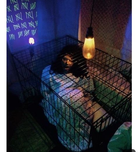 Insane Asylum Halloween, Halloween Haunted House Diy, Haunted House Ideas, Asylum Halloween, Haunted House Halloween Party, Imprimibles Halloween, Halloween Haunted House Decorations, Haunted House Diy, Scary Halloween Decorations Diy