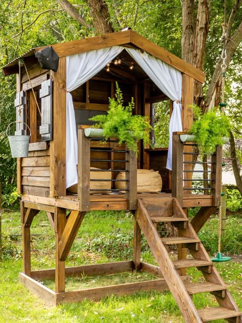 Kids Playhouse Ideas, Playhouse Ideas, Tree House Plans, Tree House Diy, Backyard Playhouse, Diy Playhouse, Tree House Kids, Tree House Designs, Small Deck