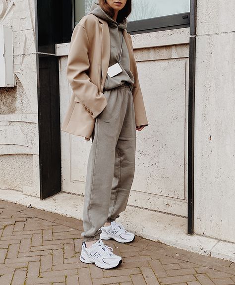 The Track Suit | MODEDAMOUR Sweatpants Outfit For School, Minimalist Moda, New Balance Outfit, Tracksuit Outfit, 90's Fashion, Looks Street Style, Sweatshirt Outfit, Hoodie Outfit, 가을 패션