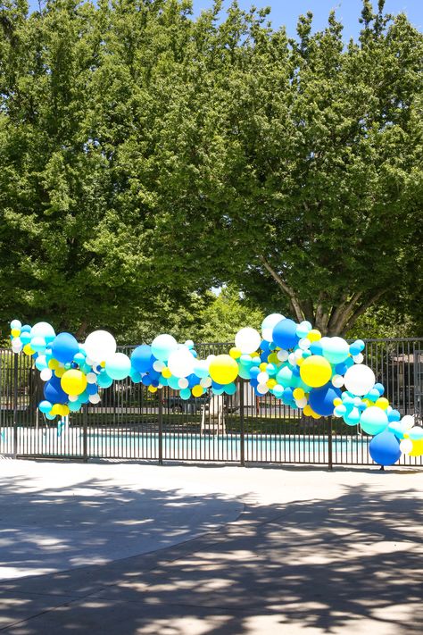 Make A Balloon Arch, Party Hardy, Balloon Arches, Outdoor Reception, Backyard Fences, Crafty Projects, Grad Parties, Balloon Arch, Balloon Garland