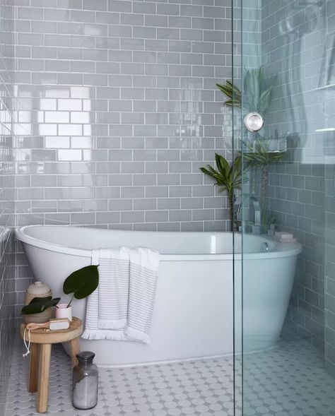 35 Stunning Subway Tile Bathroom Ideas Subway Tile Bathroom Ideas, Adu Interior, Main Bathroom Remodel, Downtown House, White Subway Tile Shower, White Subway Tile Bathroom, Subway Tile Bathroom, Rustic Interior Decor, Tile Bathroom Ideas