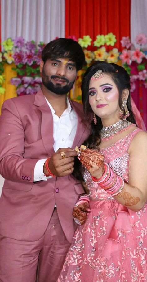 Rings Ceremony Photography, Ingejment Poses Indian, Ingejment Poses, Ingejment Couple Pic, Sagai Photos, Sagai Pose, Engagement Clothes For Couple, Engagement Poses Indian, Ring Ceremony Couple Poses