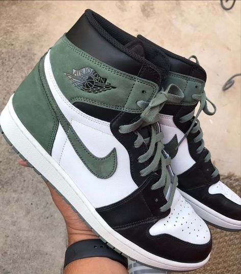 Jordan Verde, Jordan 1 Green, Nike Shoes Women Fashion, Pretty Sneakers, Nike Fashion Shoes, Cute Nike Outfits, Preppy Shoes, Jordan Shoes Retro, Custom Nike Shoes