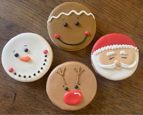 Circle Santa Cookies, Round Gingerbread Cookies, Round Christmas Cookies Royal Icing, Simple Christmas Cookie Designs, Circle Christmas Sugar Cookies, Reindeer Christmas Cookies, Round Christmas Cookies, Round Christmas Cookies Decorated, Easy Christmas Cookies Decorating