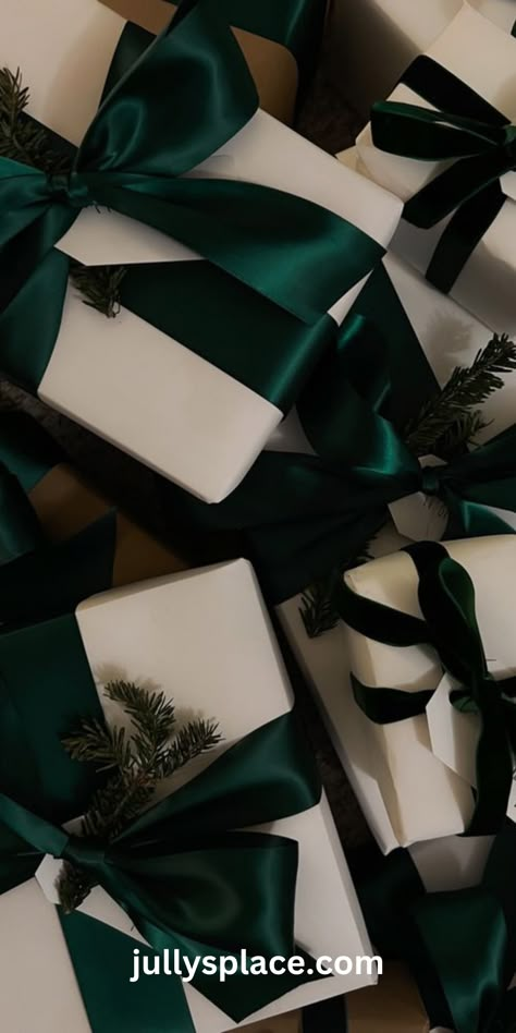 Christmas Wrapping Paper Ideas Idee Babyshower, Christmas Gift Packaging, Gift Wrapping Inspiration, Classy Christmas, Christmas Decor Inspiration, Christmas Themes Decorations, Christmas Tree Inspiration, Christmas Feeling, Christmas Inspo