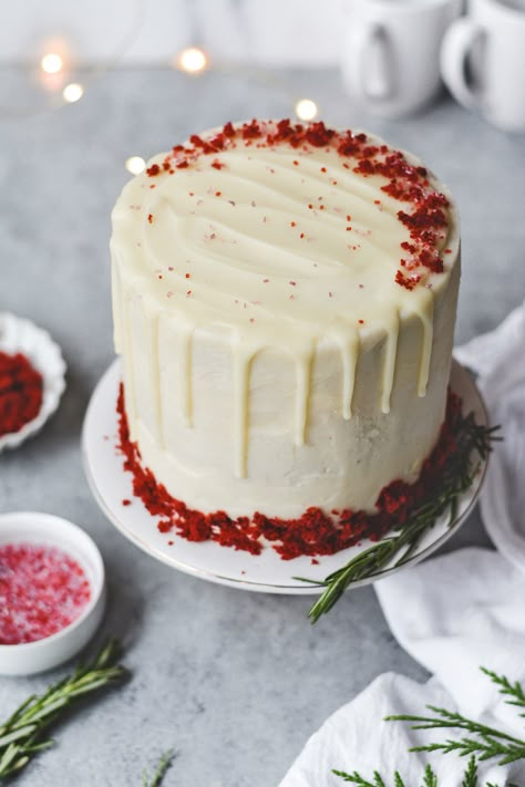 Red Velvet Cake Topping Ideas, Red Velvet And Chocolate Cake, Simple Red Velvet Cake Designs, Red Velvet Decorated Cake, Vancho Cake Designs, Simple And Elegant Cake, Red Velvet Cake Decoration, Cake With Fresh Berries, Red Velvet Birthday Cake